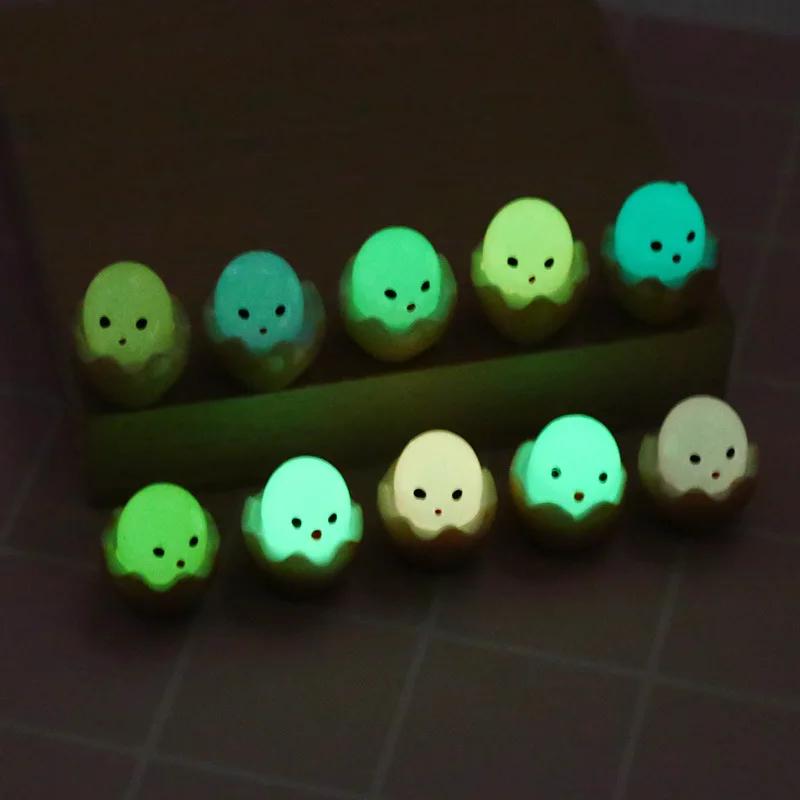 6/7Pcs Cartoon Broken Shell Chicken Car Ornaments Car Dashboard DIY Decoration Noctilucent Resin Ornaments 3D Mini Nightglow Landscape