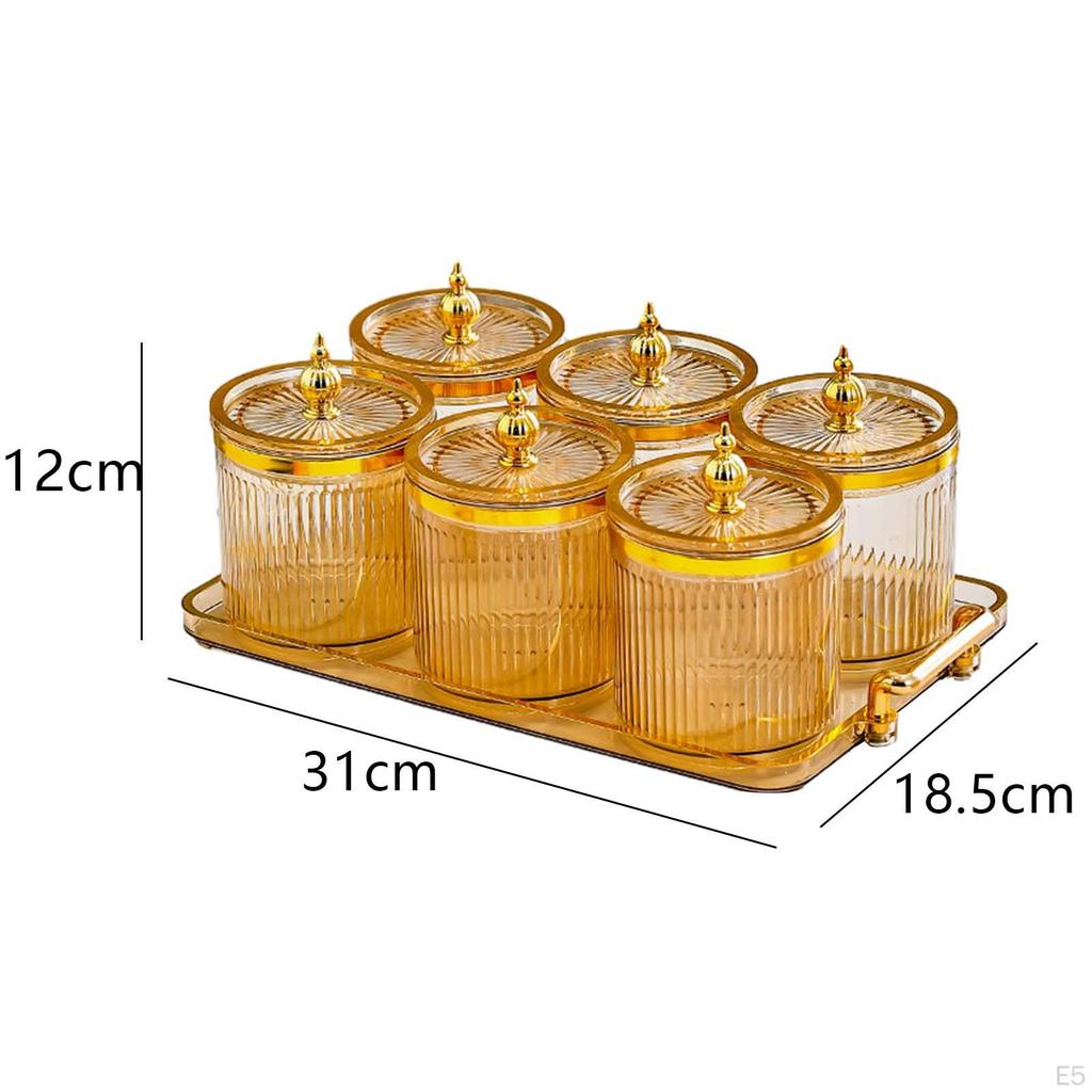 Tellerset mit Trockenfrüchten und Nüssen und abgedeckten Schüsseln