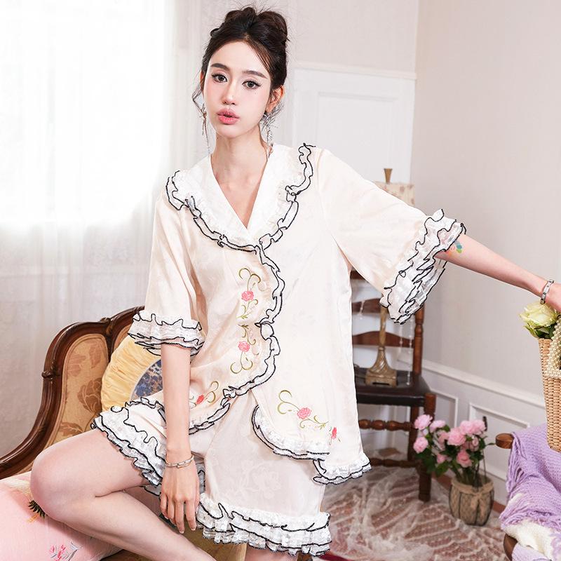 

Пижамный комплект с кружевной вышивкой и оборками, изготовленный из ледяного шелка с отделкой из свободного атласа, можно носить как пижаму или домашнюю одежду. XL