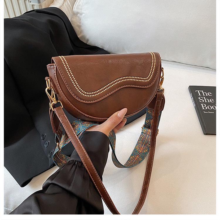 

2025 Korean Minimalist Textured Saddle Bag for Women - Fashionable Autumn Shoulder Bag коричневый