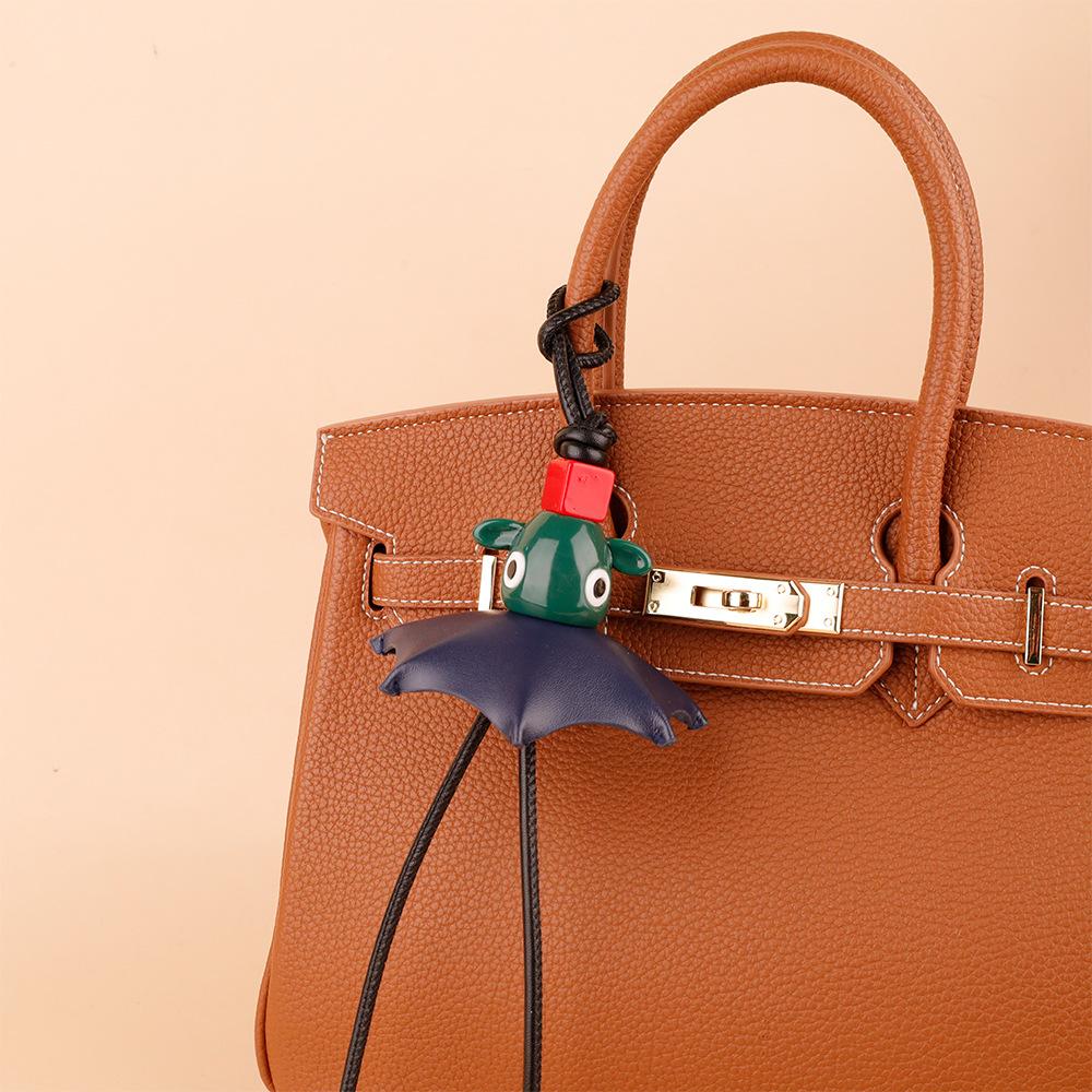 

Роскошный модный брелок для сумки Металлическая кожаная декорация Подвеска Продвинутые аксессуары для багажа Модный автомобильный брелок Креативный стиль фиолетовый/зелёный