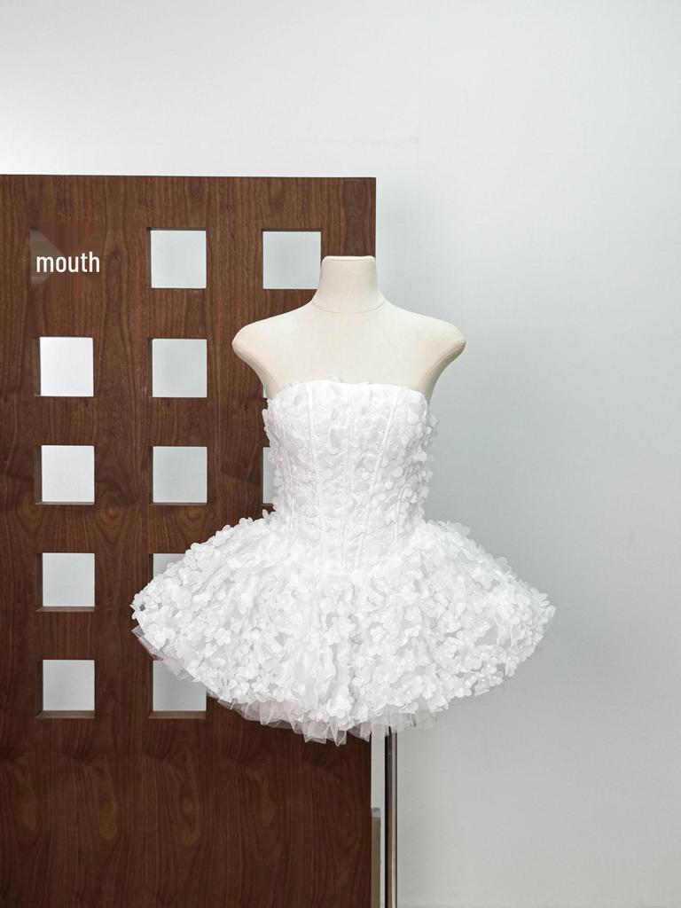 Elegant 25-Year Vietnam Niche Strapless Dress with 3D Flower Waist-Cinch and Puffy Skirt