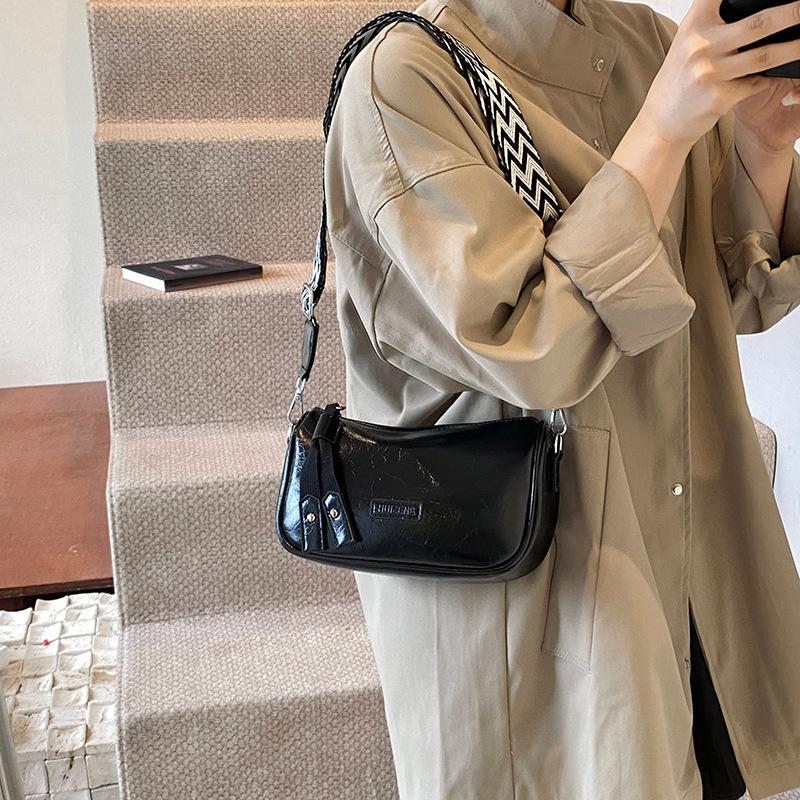 Retro bag women's 2025 new solid color texture shoulder pillow bag niche versatile messenger bag