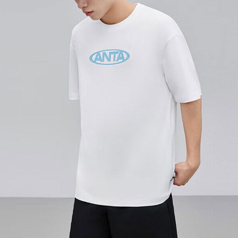 Anta Lifestylová série Pánské všestranné volné tričko s potiskem písmen odvádějící vlhkost s kulatým výstřihem a krátkým rukávem Magnolia-White 972428106-1