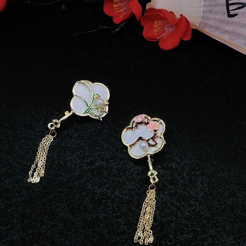 Ancient-style Plum Blossom Tassel Brooch, High-end and Upscale Decorative Accessory for A Fitted Cheongsam, Vintage Pin.