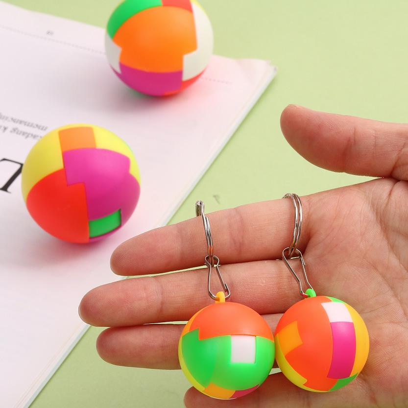 Small Plastic Kongming Lock Pendant: Classic Puzzle Toy for Children and Adults