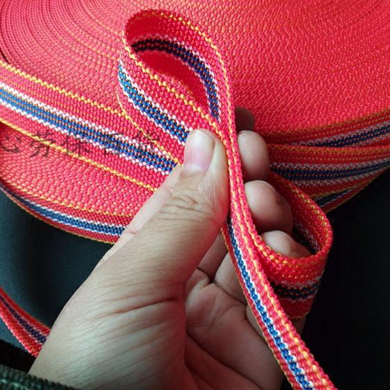 Zesílený polypropylenový popruh pro zajištění nákladu s vázacími lany a popruhovinou