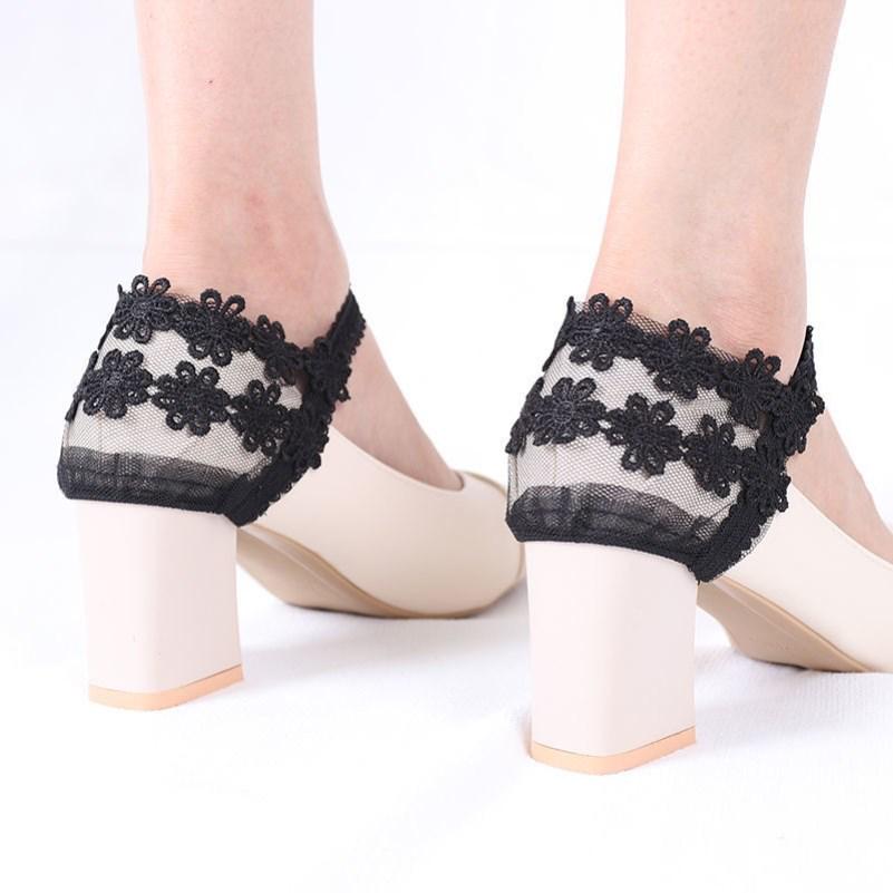 Černé krajkové lodičky na vysokém podpatku s protiskluzovou úpravou a línými tkaničkami