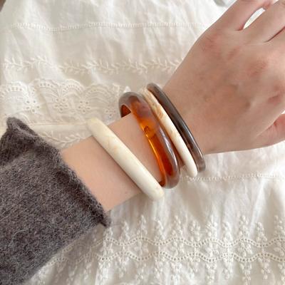 4 ks Akrylové Pryskyřičné Geometrické Náramky pro Ženy Minimalistické Chic Nepravidelné Mramorování Kulatý Manžetový Náramek Módní Párty Šperky Dárek