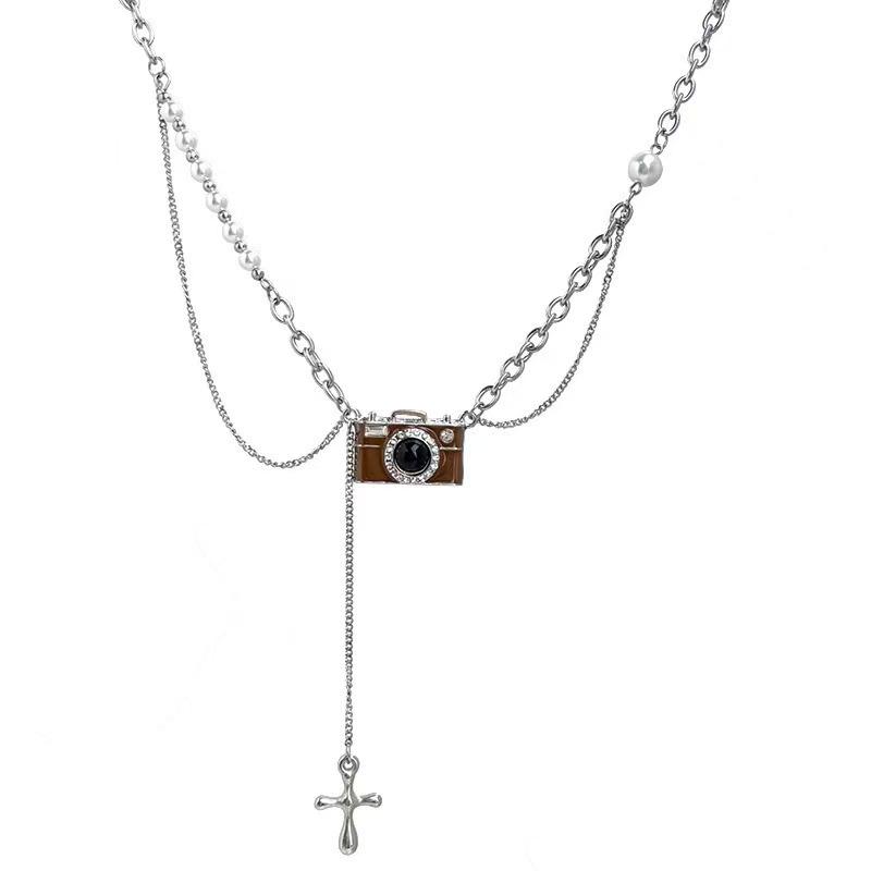 

New retro brown camera pearl necklace light luxury personalized design sense with sweater sweater chain versatile jewelry women