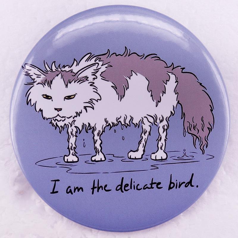 Изящная брошь-булавка  Птица и мокрый кот  белый