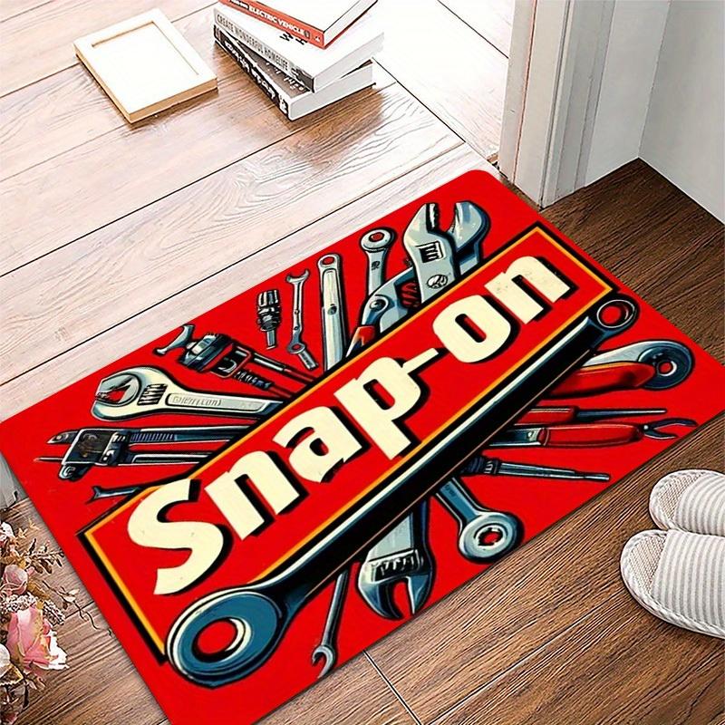 Nevklouzávací rohožka se Snap-On Tool logem, zářivě červená s černobílými ilustracemi, omyvatelný flanel pro domácí kancelář, garáž