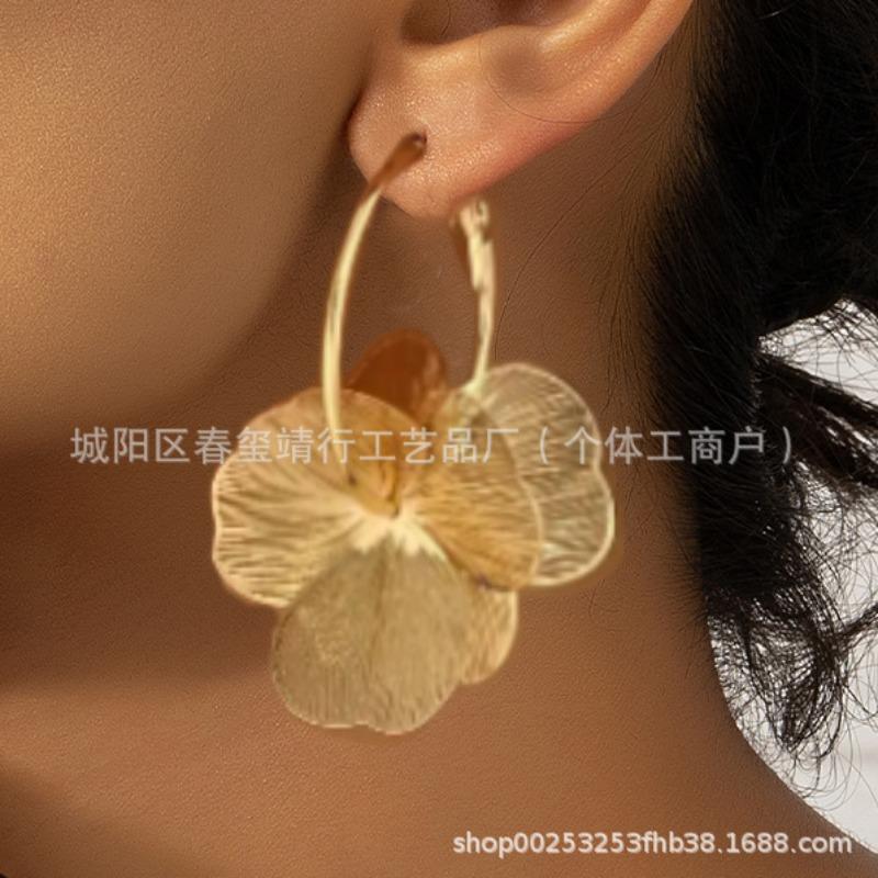 New Light Luxury High-end Golden Flower Earrings Fashionable Personality Niche Exaggerated Earrings Sweet Temperament Ear Jewelry