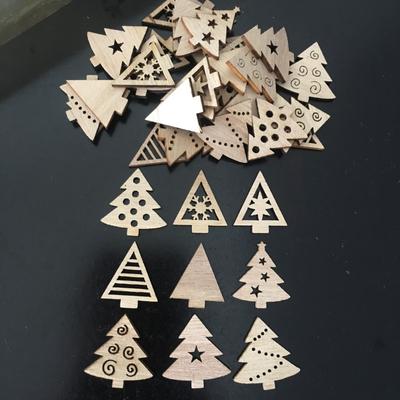 50 Stück Weihnachtsbaum-Holzanhänger zum Aufhängen, Weihnachtsparty-Dekoration, Basteln, DIY-Ornament, Hängeanhänger für ein frohes neues Jahr