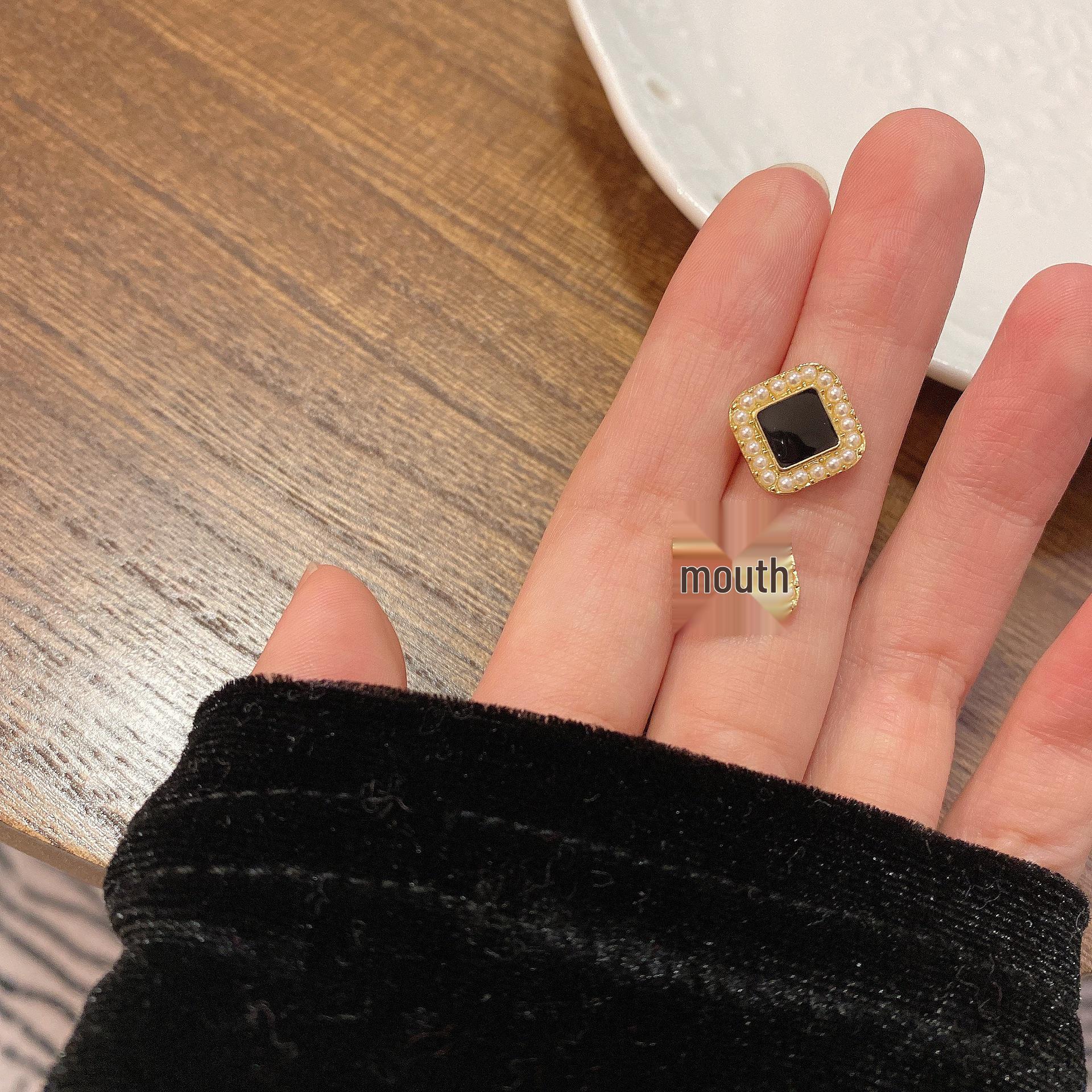 Retro Geometric Beaded Square Stud Earrings - Stylish, Niche, and Versatile Ear Jewelry for Everyday Wear.