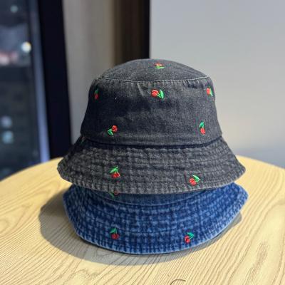 Neuer Denim-Eimerhut im koreanischen Stil mit Kirschstickerei für Damen, trendiger Mode-Influencer-Stil für Sommer, Frühling und Herbst