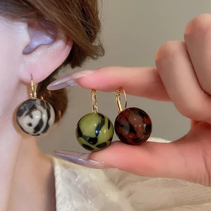 New Simple Dyeing Resin Ball Earrings New Ear Buckle Retro Geometric Earrings Minimalist Female Party Ear Accessories Wholesale