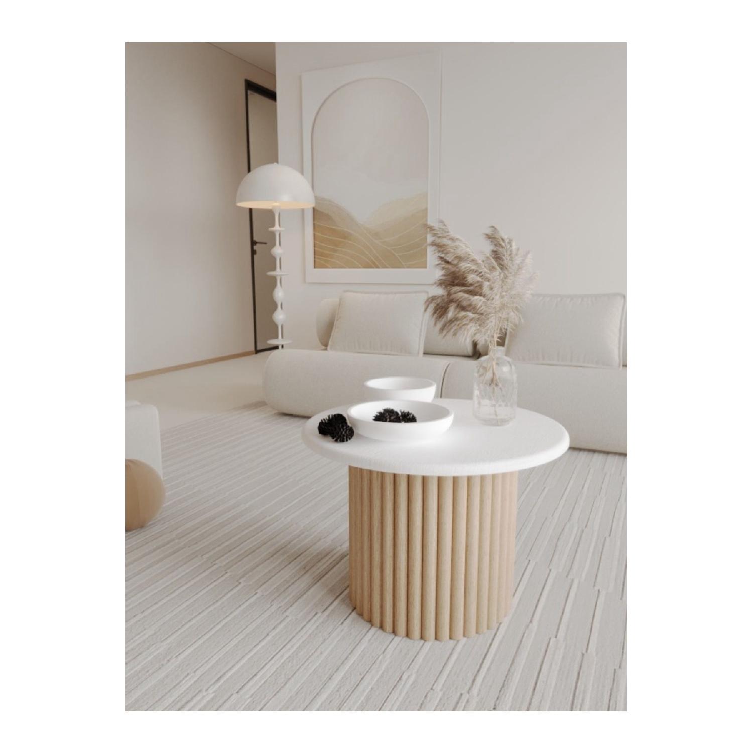 

Азиатский круглый журнальный столик с декоративной ножкой, белый