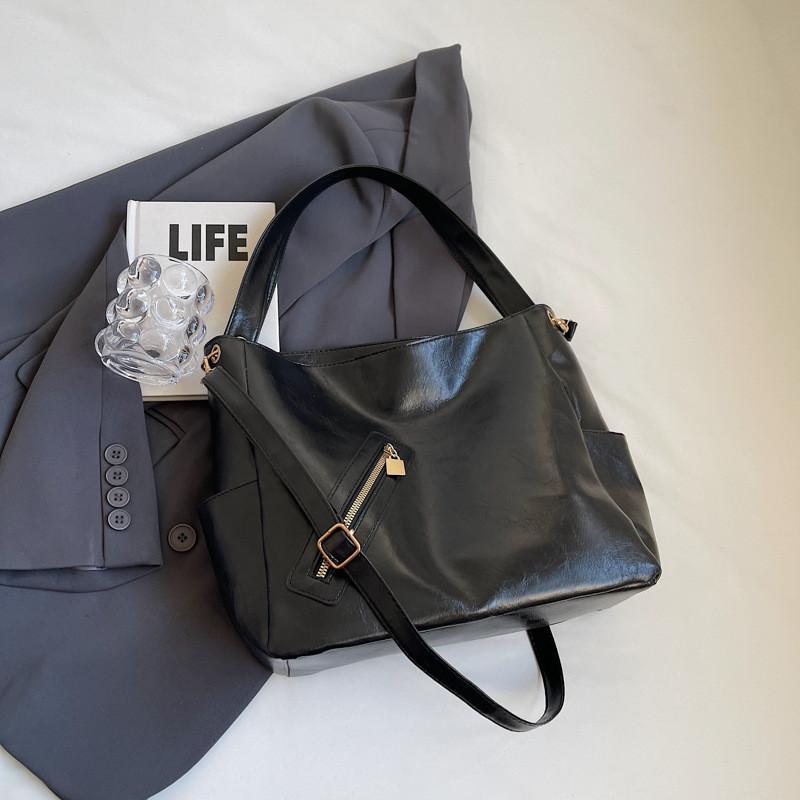 Trendy Street Style Pu Material Women's Shoulder Bag With Spacious Interior Design