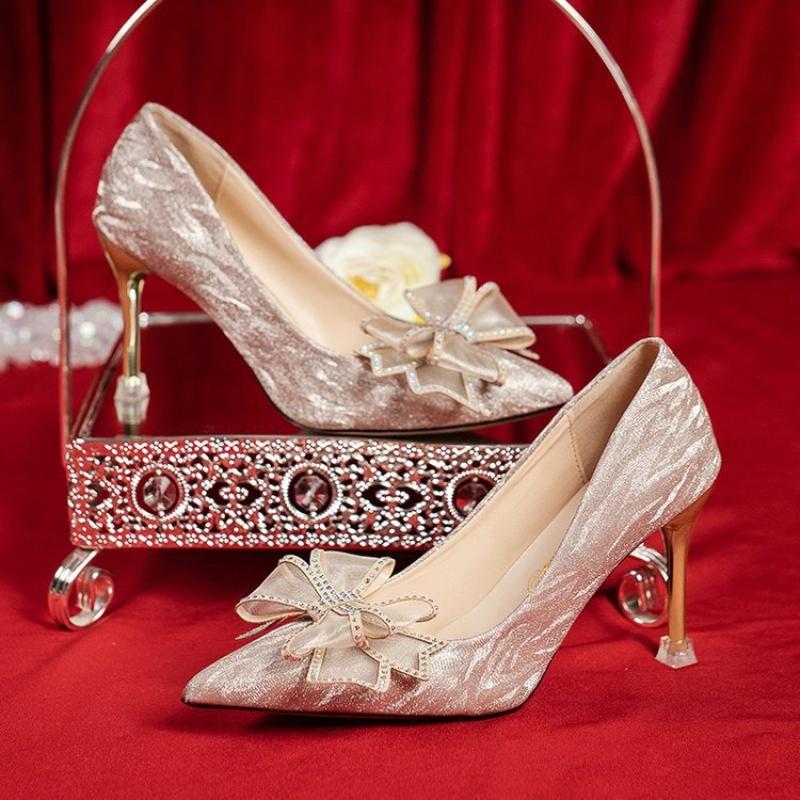 Szampańskie damskie buty ślubne, Panna Młoda i Druhna noszące dwie pary eleganckich wysokich obcasów, Damskie czółenka