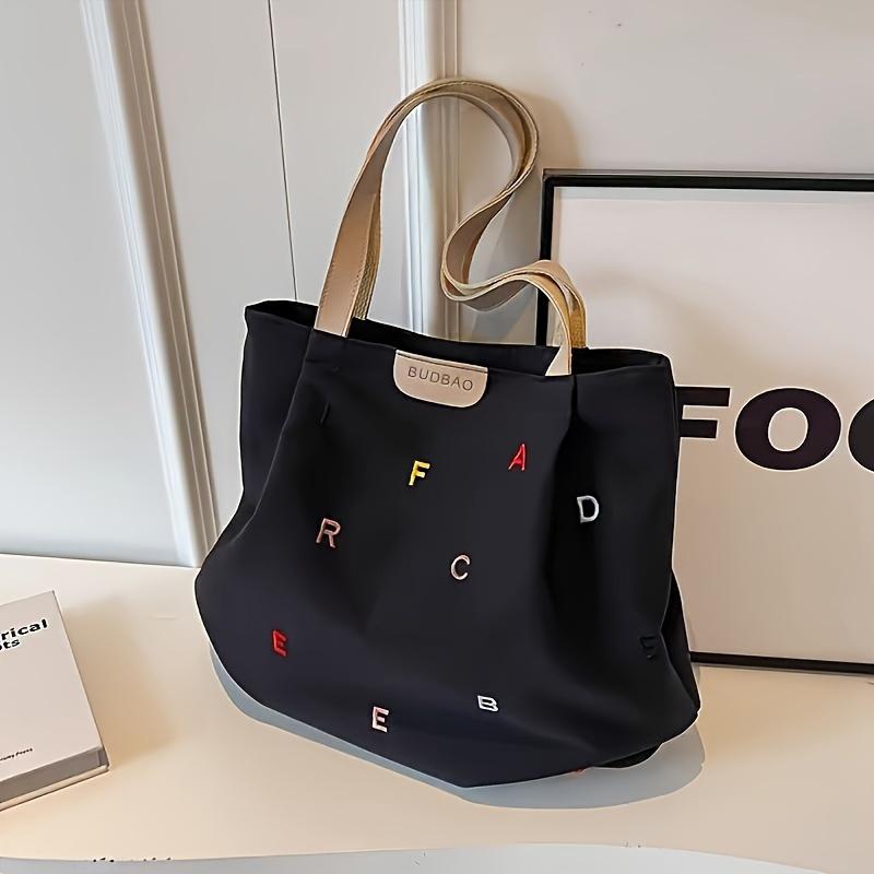 

Новая женская сумка-тоут большой вместимости 2024 года - Дизайн с вышивкой букв, застежка-молния и ремешок на запястье, прочный черный цвет с отделкой масляным краем для работы