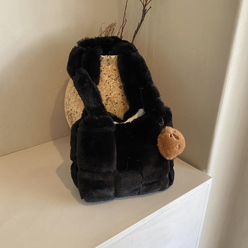 

Осенне-зимняя женская плюшевая сумка большой вместимости, женская простая нишевая однотонная клетчатая сумка на плечо, модная простая сумка no pendant чёрный