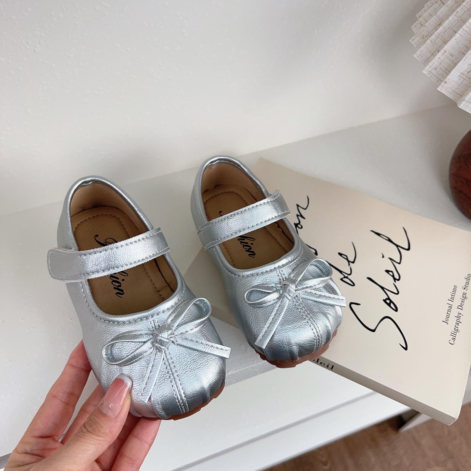 

Baby Girl Shoes Princess Shoes Spring and Autumn New Infant Walking Shoes1-2One3Children s shoes, girls single shoes, leather shoes 21Inner Length13.3cm серебряный