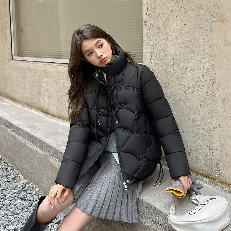 Light and short down cotton clothes for women are loose and thin, and the new small buckle thickened cotton clothes in winter are trendy.
