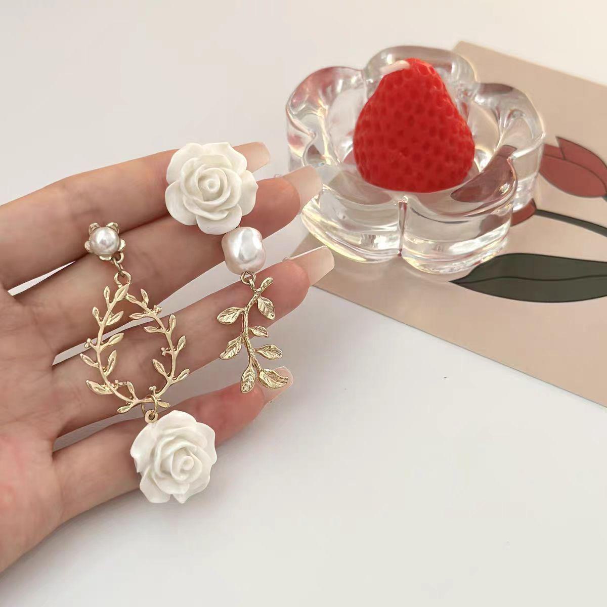 

Серьги «Rouge Button» с жемчугом розового цвета во французском стиле в стиле ретро для женщин — стиль «чонсам» с серебряной иглой. Asymmetrical Rose Earrings белый