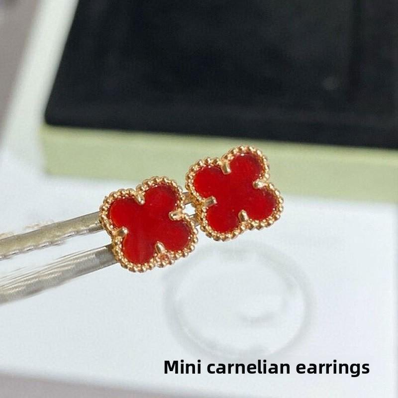 

Серьги-клевер с четырьмя лепестками из розового золота с сердоликом, версия премиум, для женщин. Серьги с изысканным белым перламутром, создающие ощущение высокого класса.