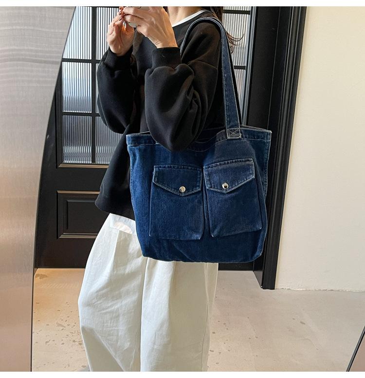 

Retro denim big bag women s 2025 new casual large-capacity shoulder bag light student commuter tote bag 42*11*32 темно-синього кольору