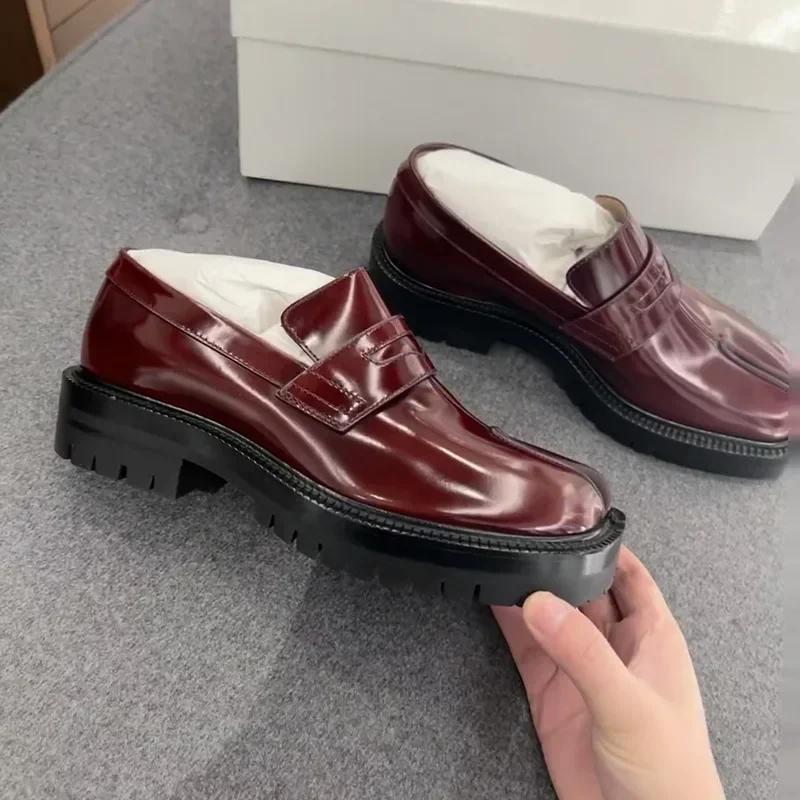 Split Toe Horse Shoe for Men's Thick Sole Loafers Shoes Tabi Shoes Patent Leather Korean Version Trend Casual Shoes 2025 Brand