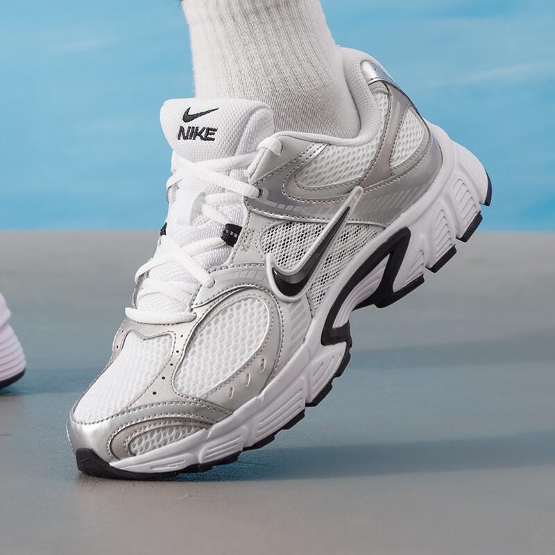 Nike Men's V5 RNR Sport Casual Shoes