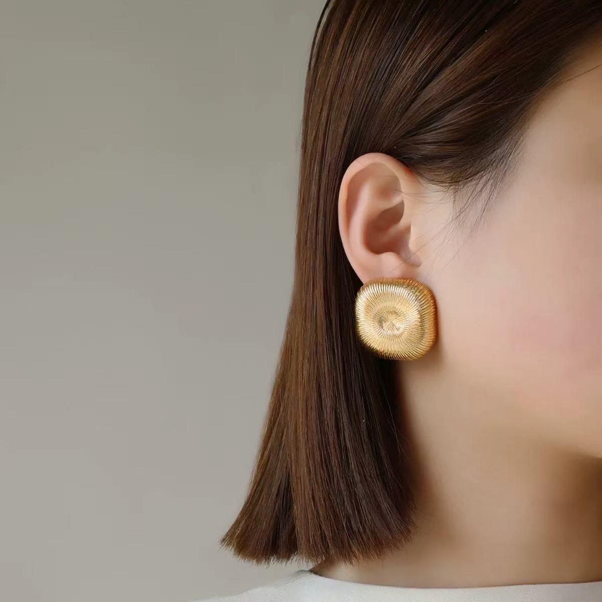 Элегантные французские фейерверки матовые серьги-гвоздики: Простые, универсальные серьги в стиле легкой роскоши с уникальным дизайном.