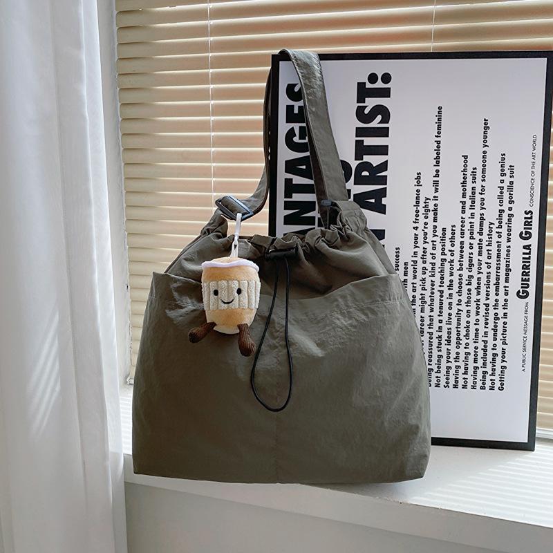 

Japanese literature and art small fresh large capacity light and thin cloth bag college style commuting leisure wide shoulder strap single shoulder without pendant зелений