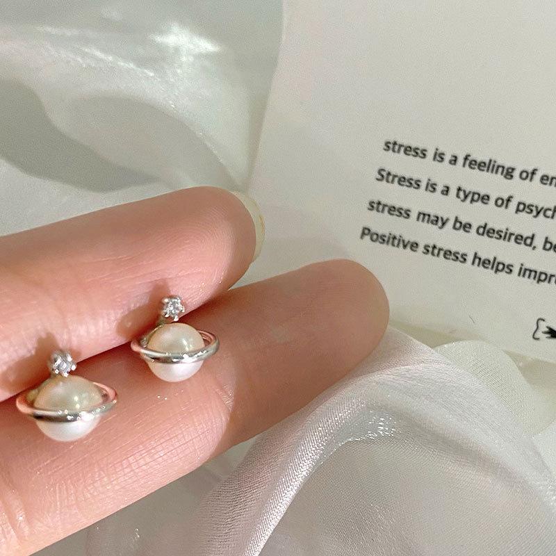 Les Boucles d'Oreilles Pearl Planet sont Petites, Légères et Luxueuses, Haut de Gamme, Tempérament Mini et Petites Boucles d'Oreilles Exquises Nouveau Style