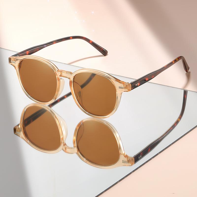 The new small round-framed sunglasses feature a simple design and are a perfect accessory for daily wear and photography