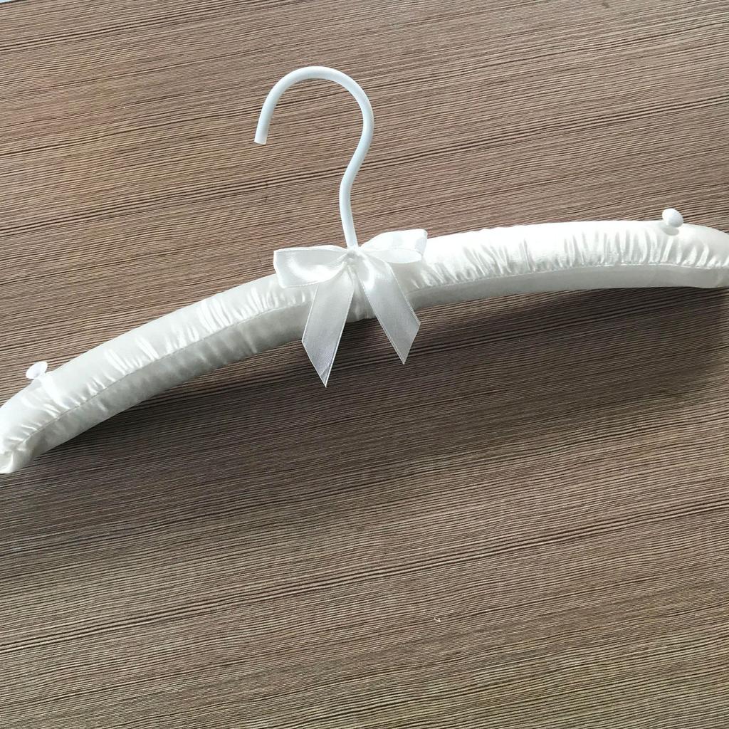 Schwamm Kleiderbügel Mit Haken Seiden Satin Stoff Kleider Aufhängen Wäscheklammer Annähen Knöpfe Anti-Rutsch Hochzeitskleid Weiße Kleiderbügel