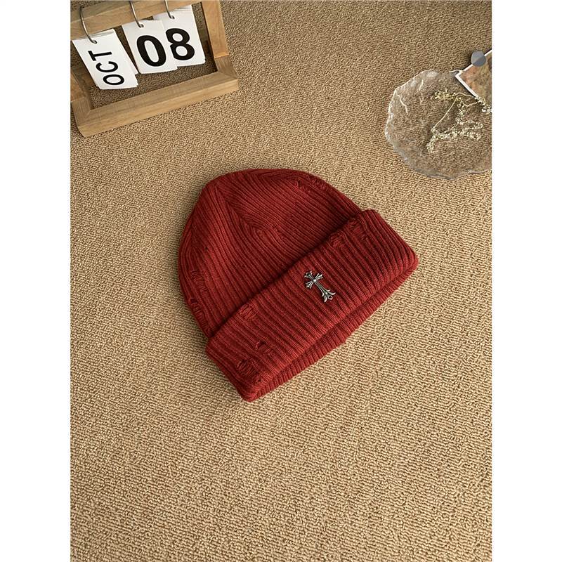 Fall/Winter Street Fashion Distressed Knit Cap for Men and Women, Versatile Retro Metal Cross Emblem Wool Hat, Couple Beanie Cap