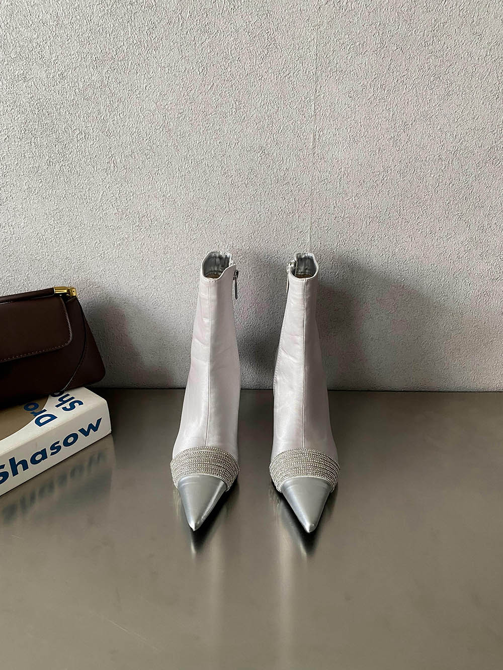 

мода Шелковые женские ботильоны с острым носком зимние ботинки женские тонкие высокие каблуки молния сзади стразы цепи осенне-весенние ботинки женские 40 250 серебряный