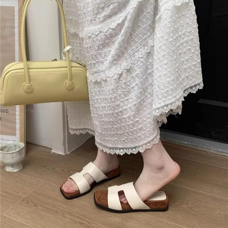 Design sense niche wedge heel slippers women's summer wear 2025 new high-end cool slippers vacation beach shoes