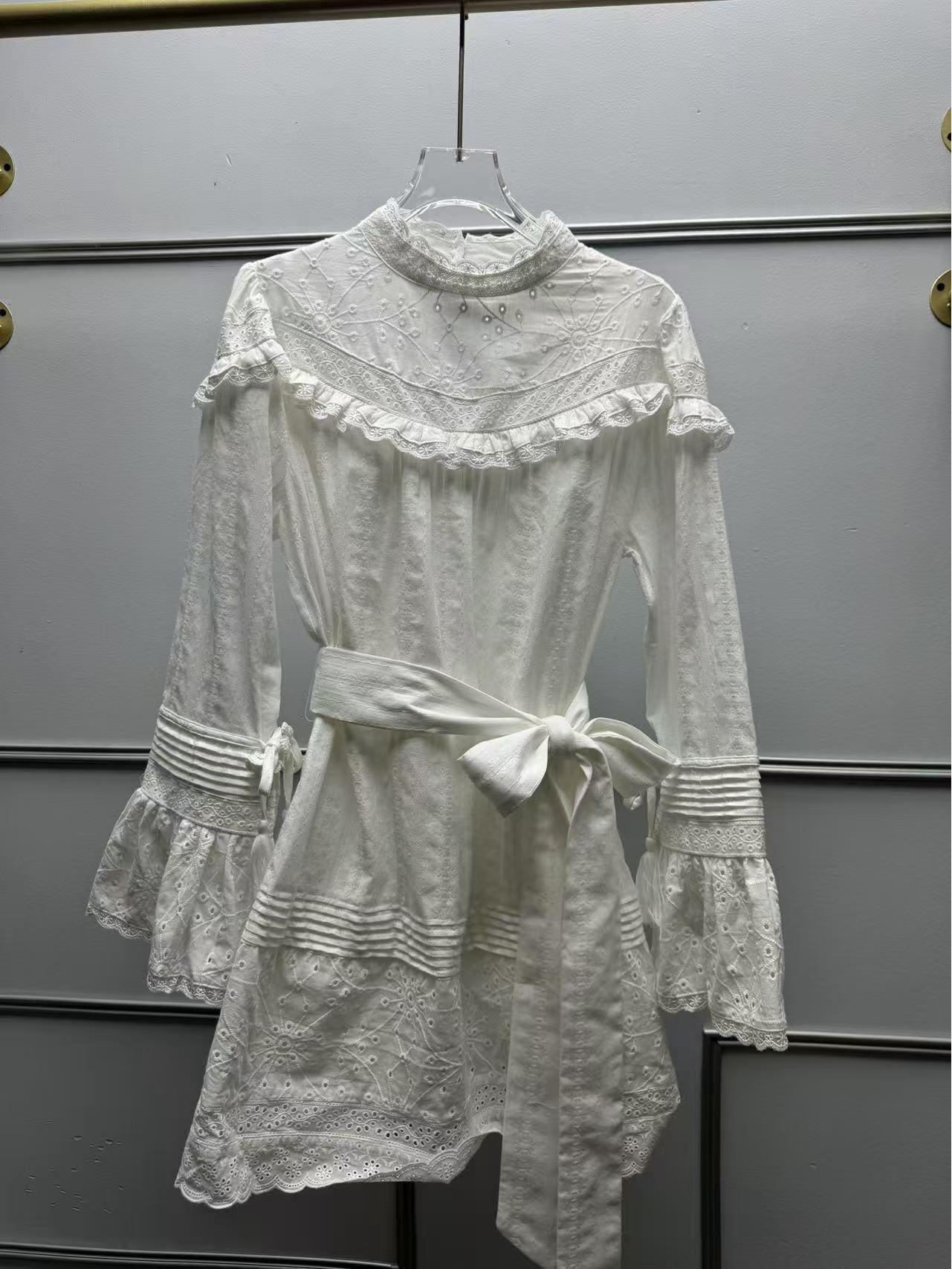 2026 Spring/Summer Women s French Retro Embroidered A-Line Dress with Lace Stand Collar and Bell Sleeves in White M белый