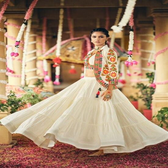 Stilig lagdelt skjørt og brodert jakke lehenga-ensemble
