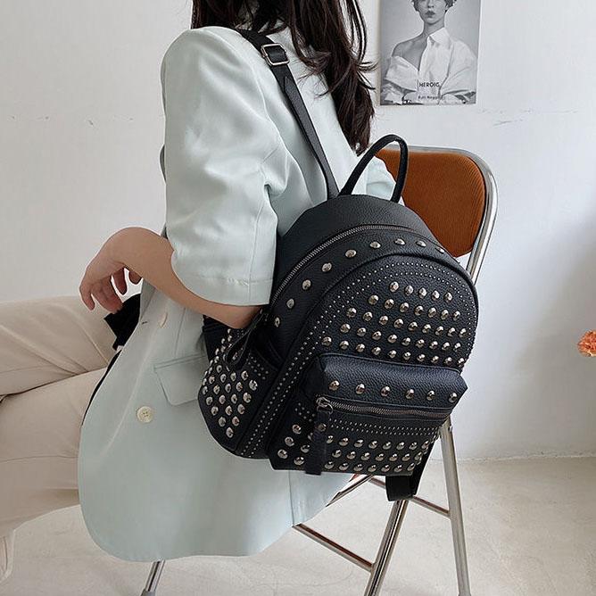 Mädchen-Rucksack, einfarbig, strukturierte Nieten, großes Fassungsvermögen, verstellbarer Schultergurt, vielseitiger Freizeitrucksack