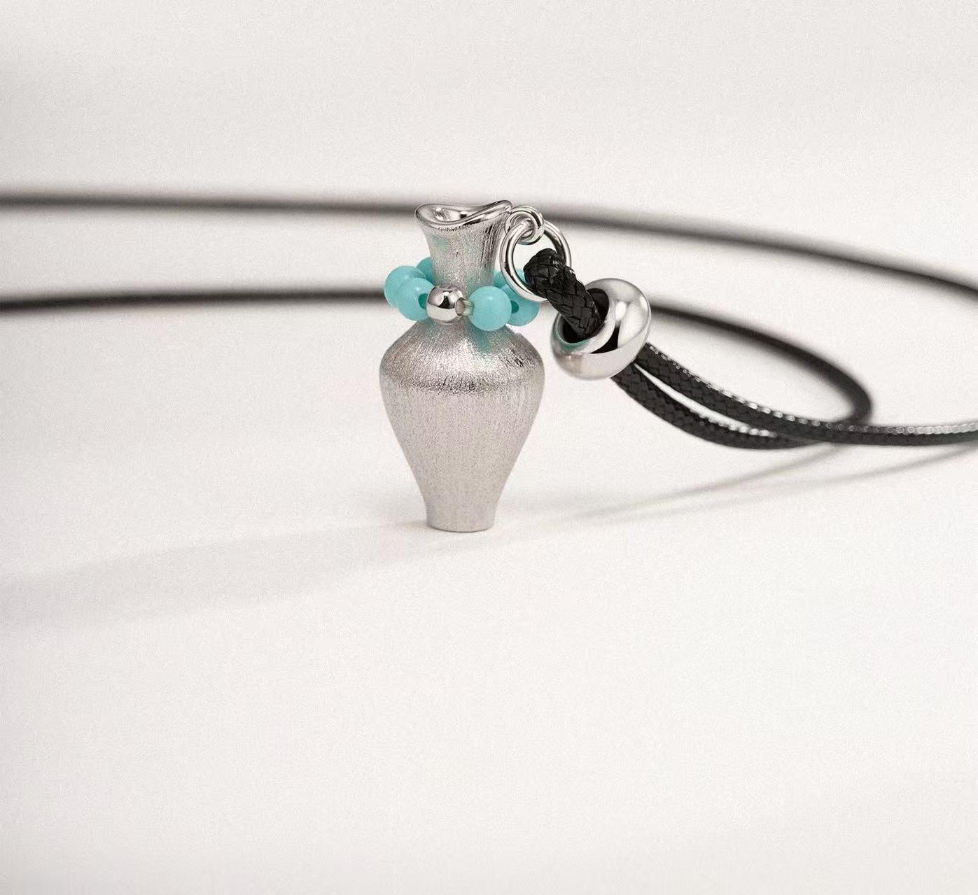 

Elegant Retro Fan Necklace with Bottle Pendant - Stylish, Simple, High-End Sweater Chain