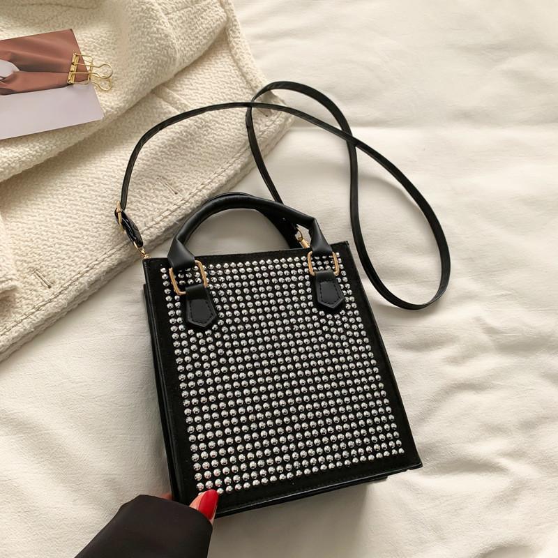 Chic And Casual Commuter Shoulder Bag 2023 Spring Collection With Zipper Closure