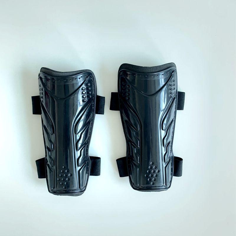Vorrätige Kinder-Schienbeinschoner mit verstärkten Riemen und strapazierfähigen Knieschonern, die Waden und Schienbeine beim Training und Wettkampf schützen.