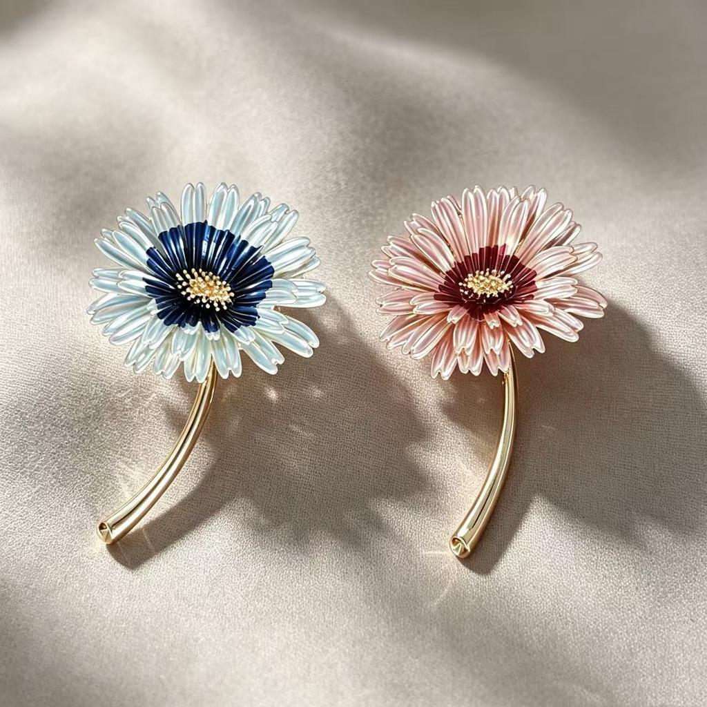 Enamel Daisy Brooch - High-end, Luxurious Waistband Accessory for Formal Clothing, A Belt Closure Pin for The Waist.