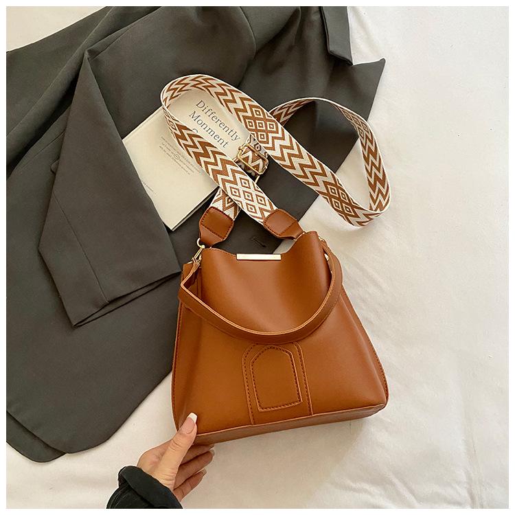 Premium bag women's bag 2025 popular new trendy fashion versatile bucket bag wide shoulder strap messenger bag