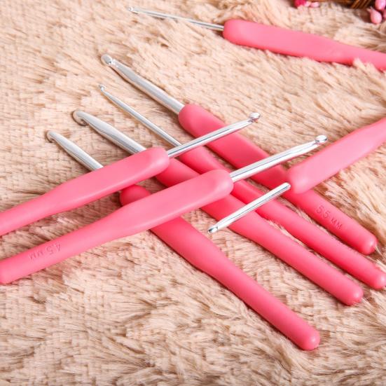 8 storlekar 2,5-6 mm Mjukt plasthandtag Hemma Aluminiumlegering Virkstickade Nålar